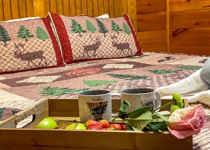 Spacious Resort Log Cabin, Easy Drive, Hot Tub, Arcade Gameroom, Mountain Vibe