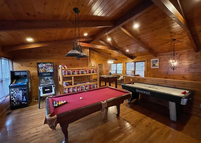 Spacious Resort Log Cabin, Easy Drive, Hot Tub, Arcade Gameroom, Mountain Vibe
