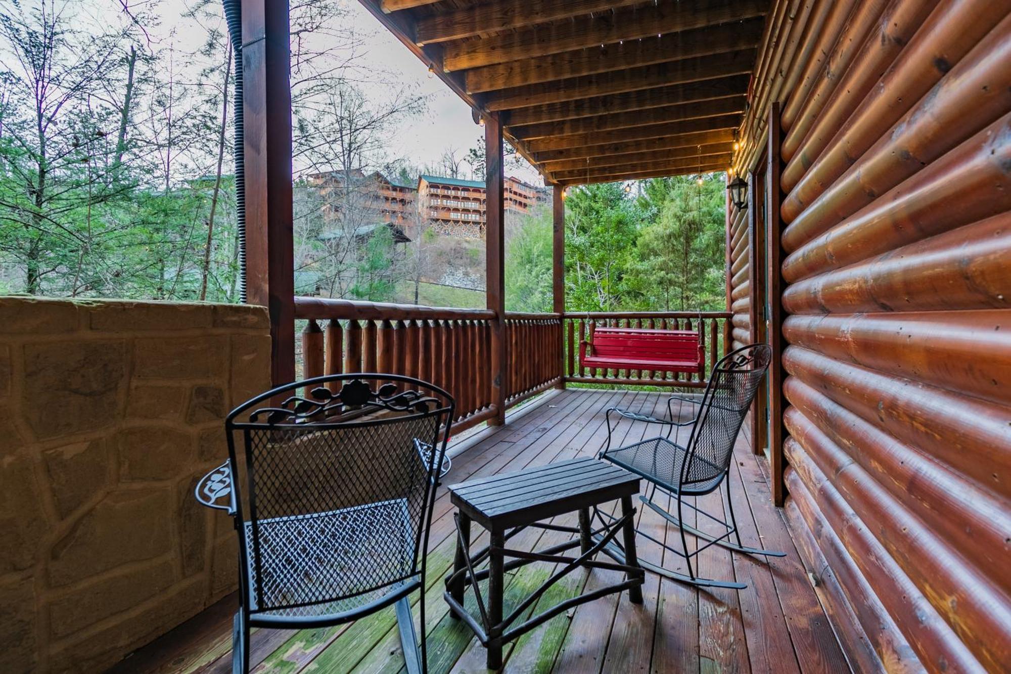 Spacious Log Cabin, Easy Drive, Hot Tub, Arcade Gameroom, Mountain Vibe Gatlinburg